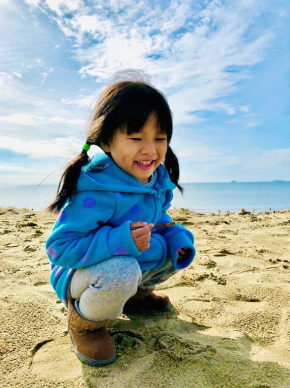 砂浜で遊ぶ子ども